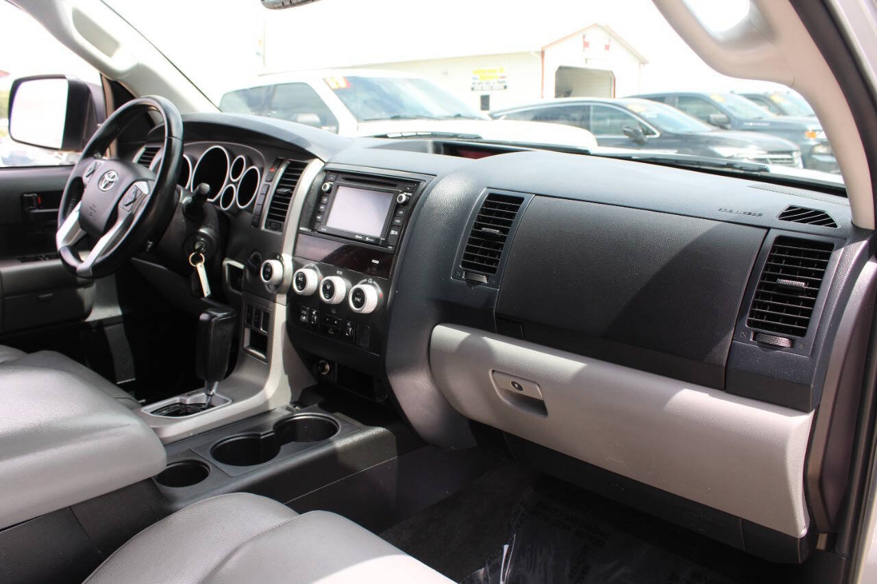 Used 2017 Toyota Sequoia SR5 AWD/4WD image 13