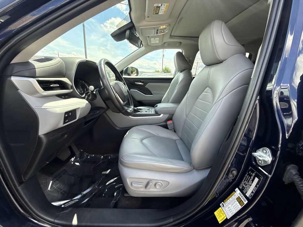 Used 2023 Toyota Highlander XLE AWD/4WD image 13