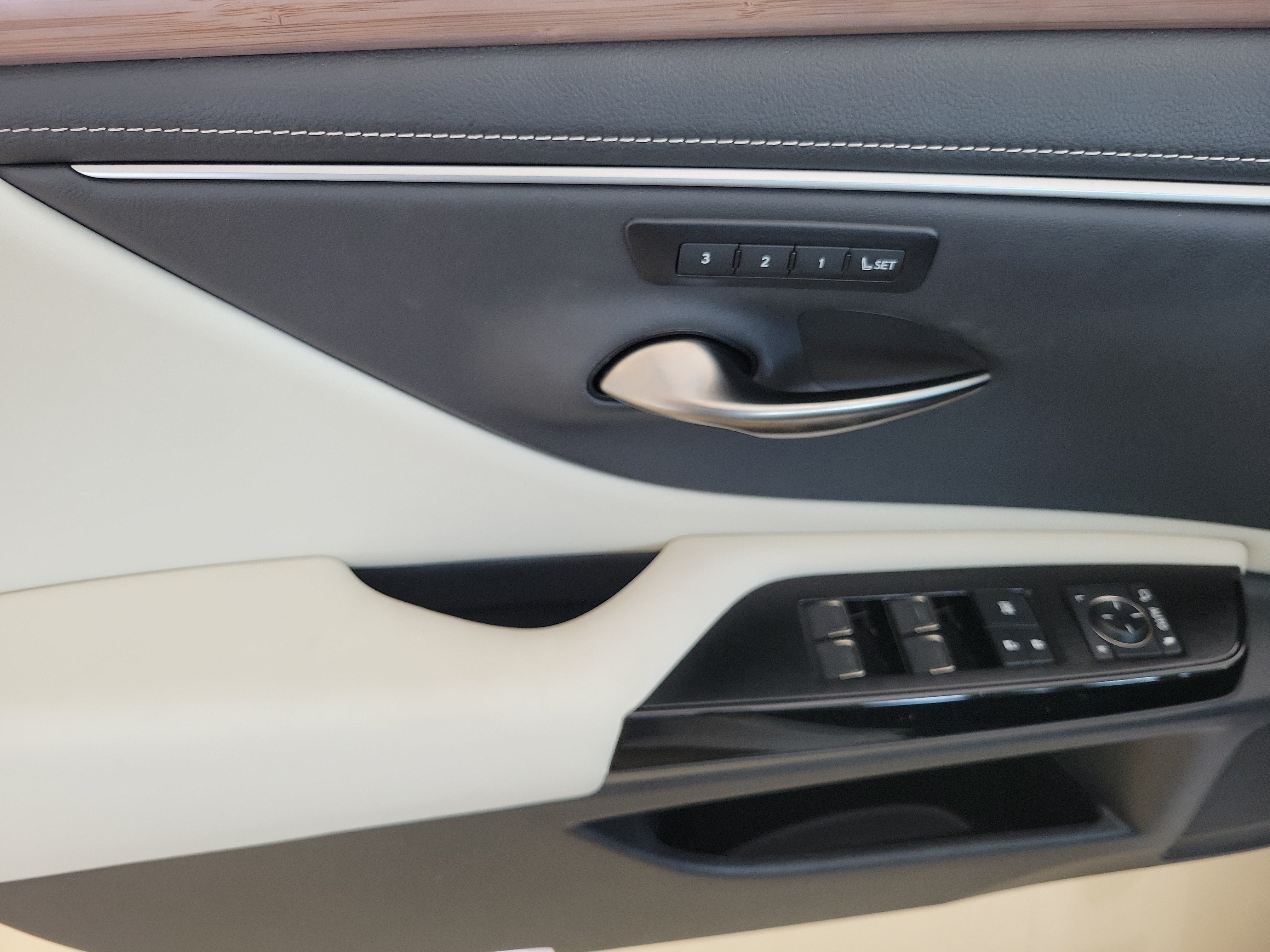 Used 2024 Lexus ES 350 w/ Premium Package FWD image 19