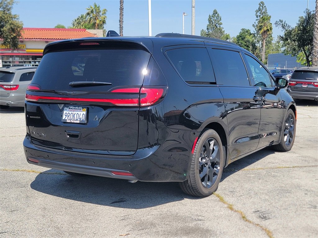 New 2024 Chrysler Pacifica Touring-L w/ S Appearance Package image 4