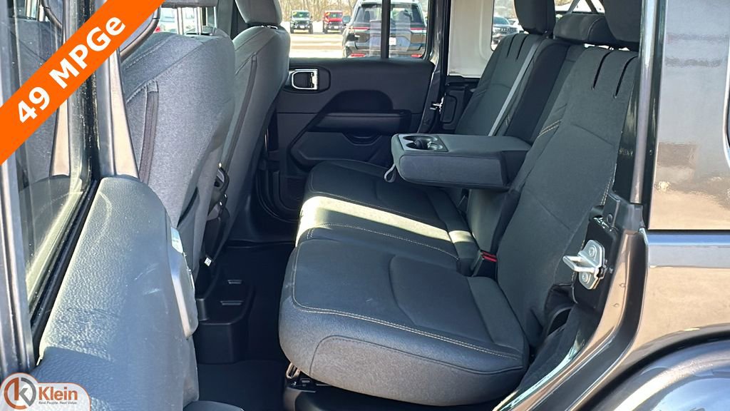 Used 2025 Jeep Wrangler Sahara image 27