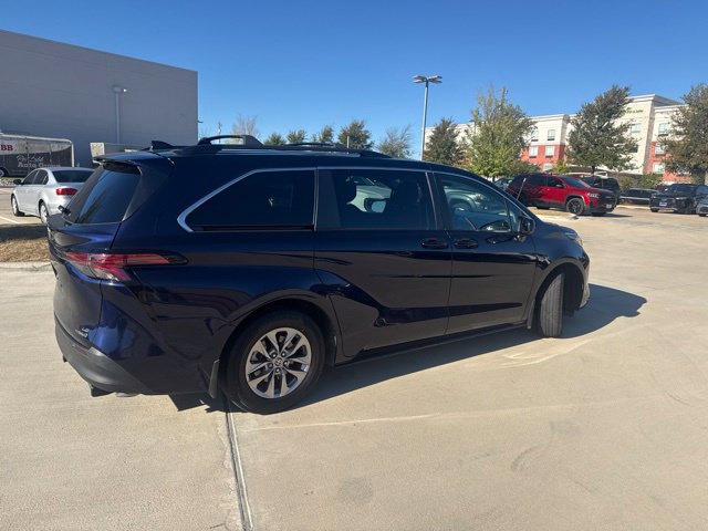 Used 2022 Toyota Sienna LE FWD image 3