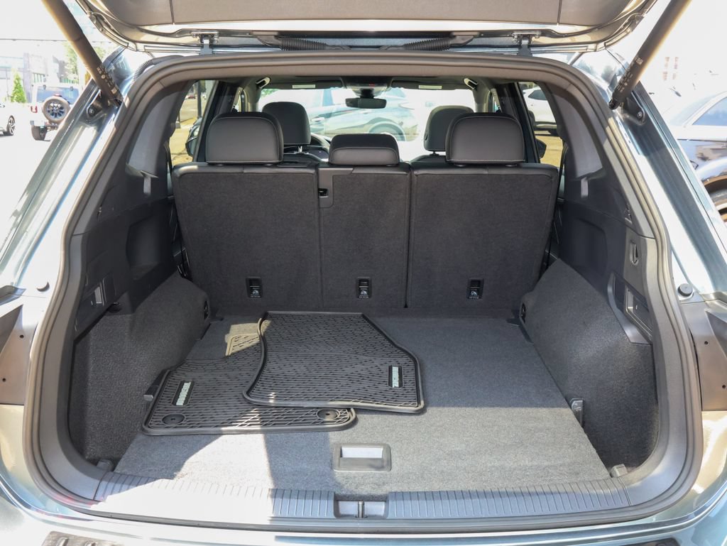 Certified 2024 Volkswagen Tiguan SE R-Line AWD/4WD image 10