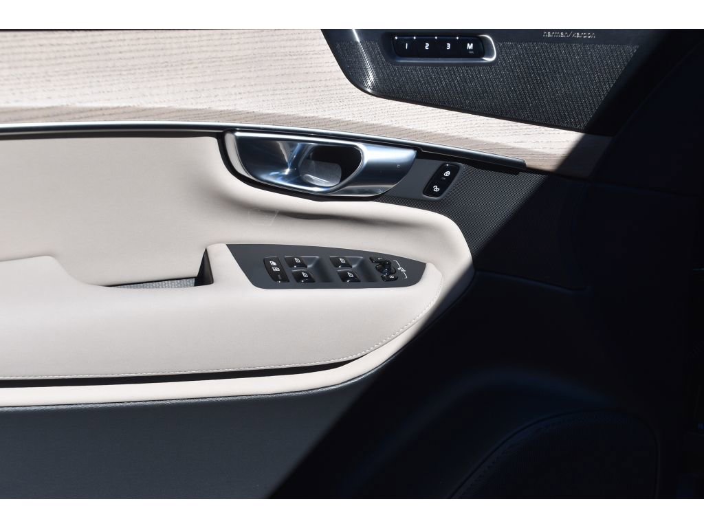 New 2026 Volvo XC90 B6 Plus w/ Protection Package Premier image 27