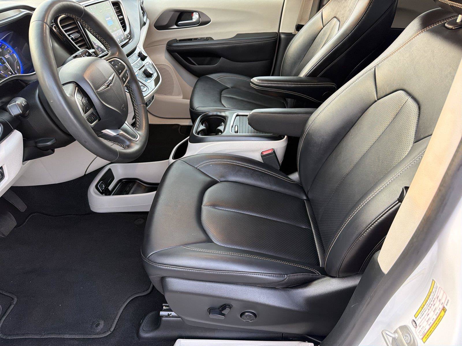 Used 2024 Chrysler Pacifica Touring-L FWD image 8