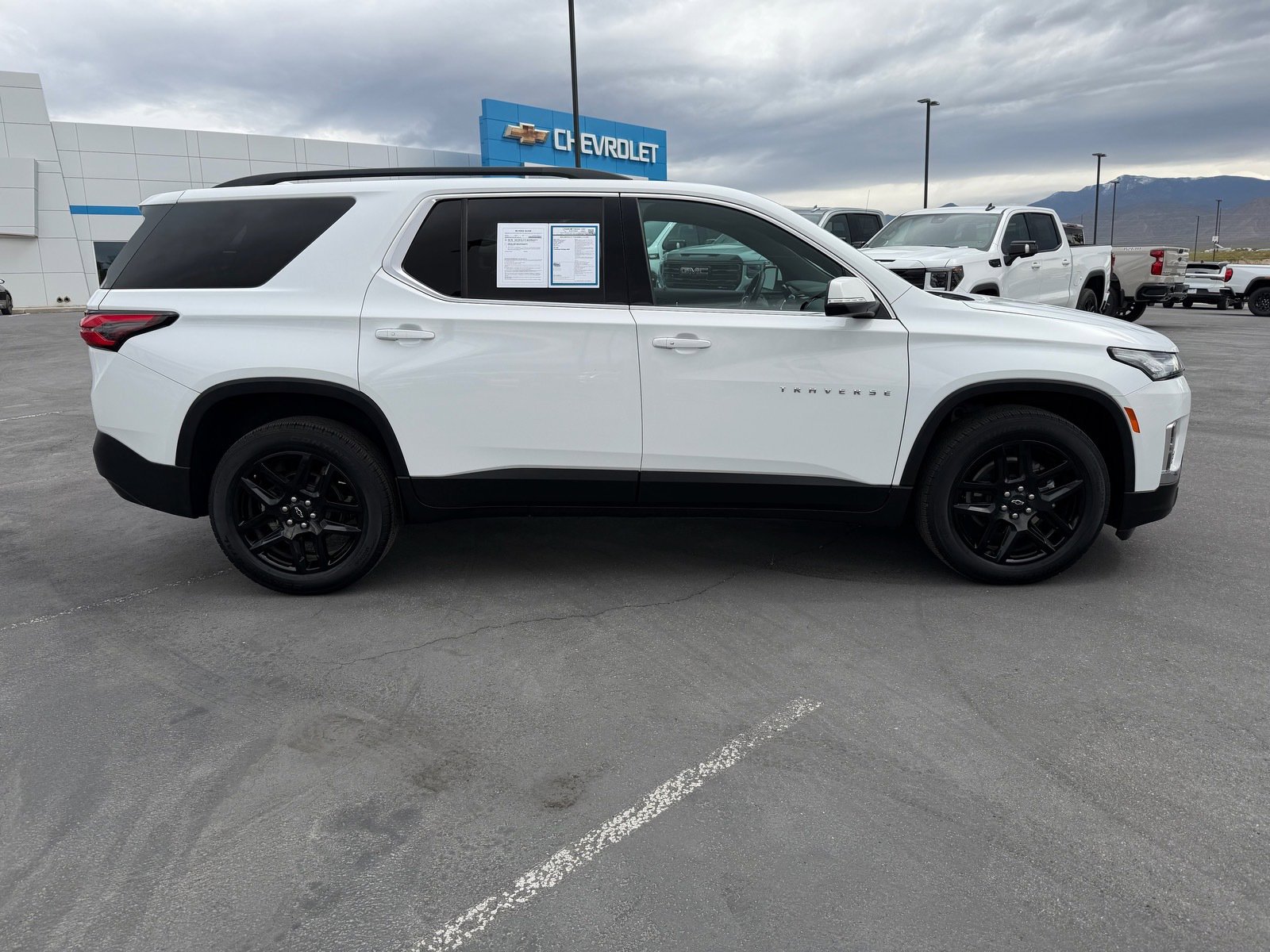 Used 2023 Chevrolet Traverse LT image 2
