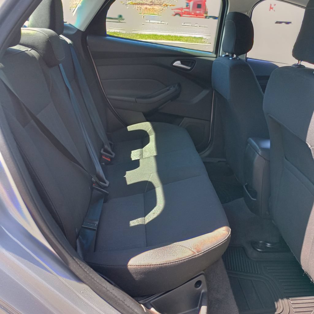 Used 2018 Ford Focus SE w/ Cold Weather Package FWD image 21