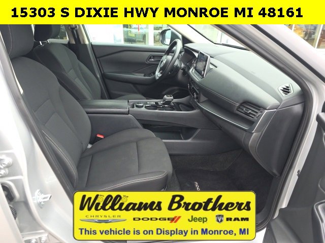 Used 2024 Nissan Rogue S image 30