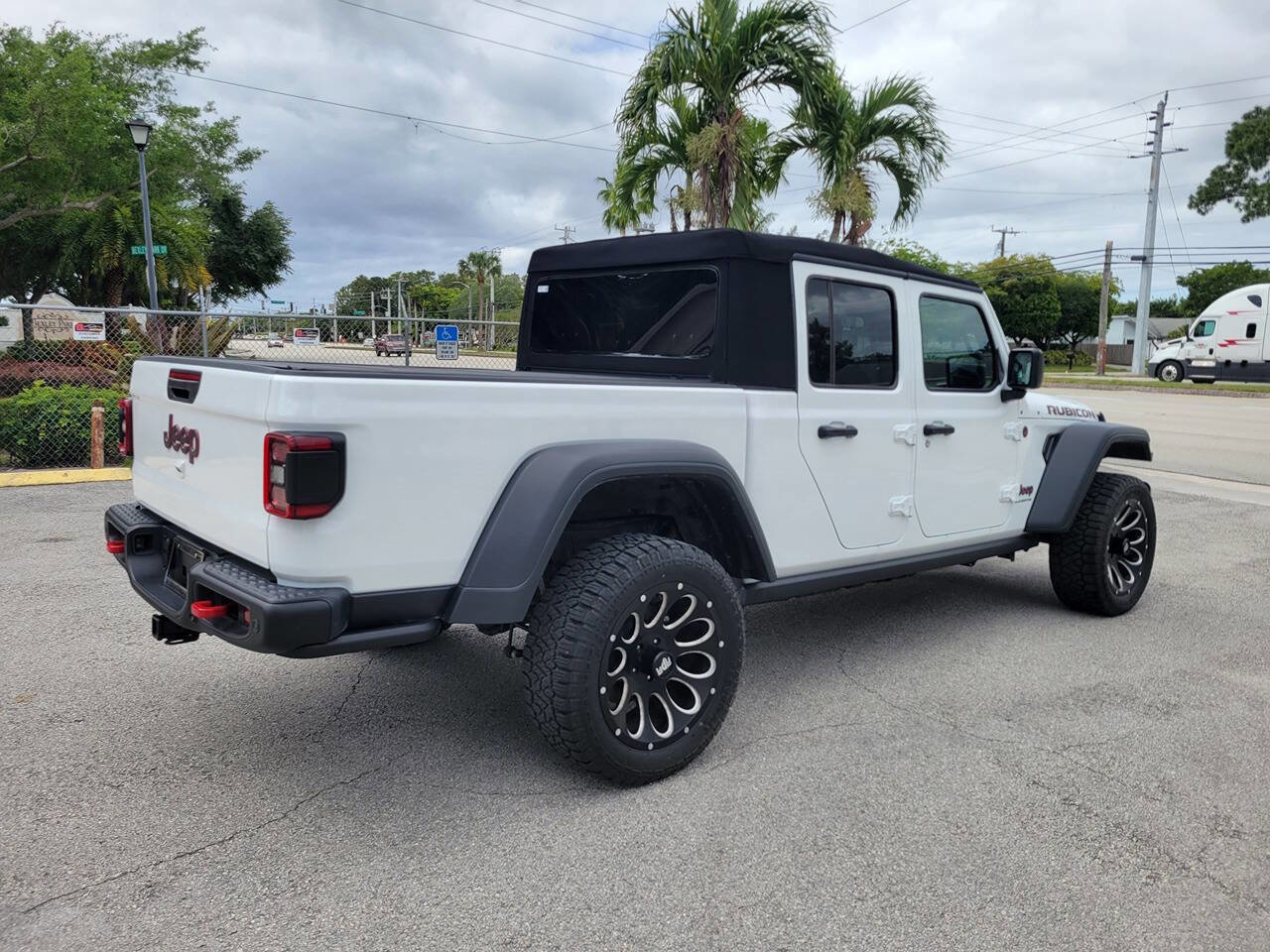 Used 2024 Jeep Gladiator Rubicon w/ Safety Group AWD/4WD image 5