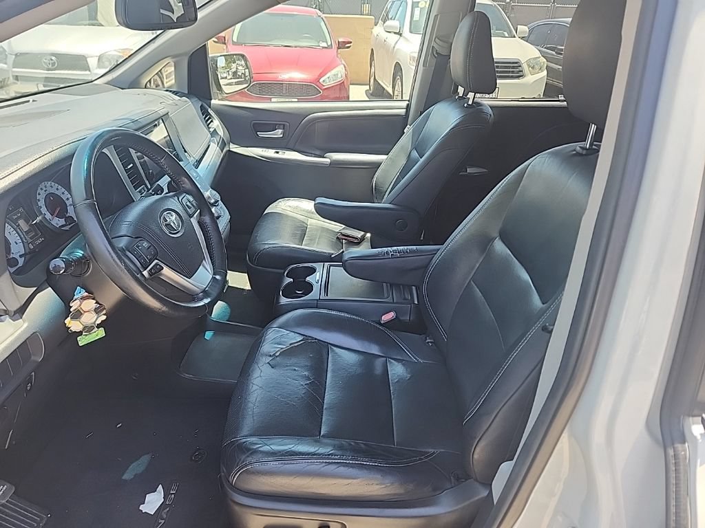 Used 2016 Toyota Sienna SE FWD image 10