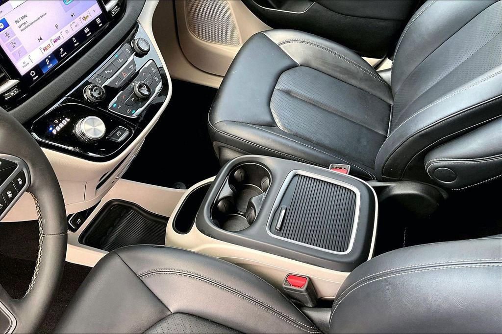 Used 2024 Chrysler Pacifica Touring-L image 15