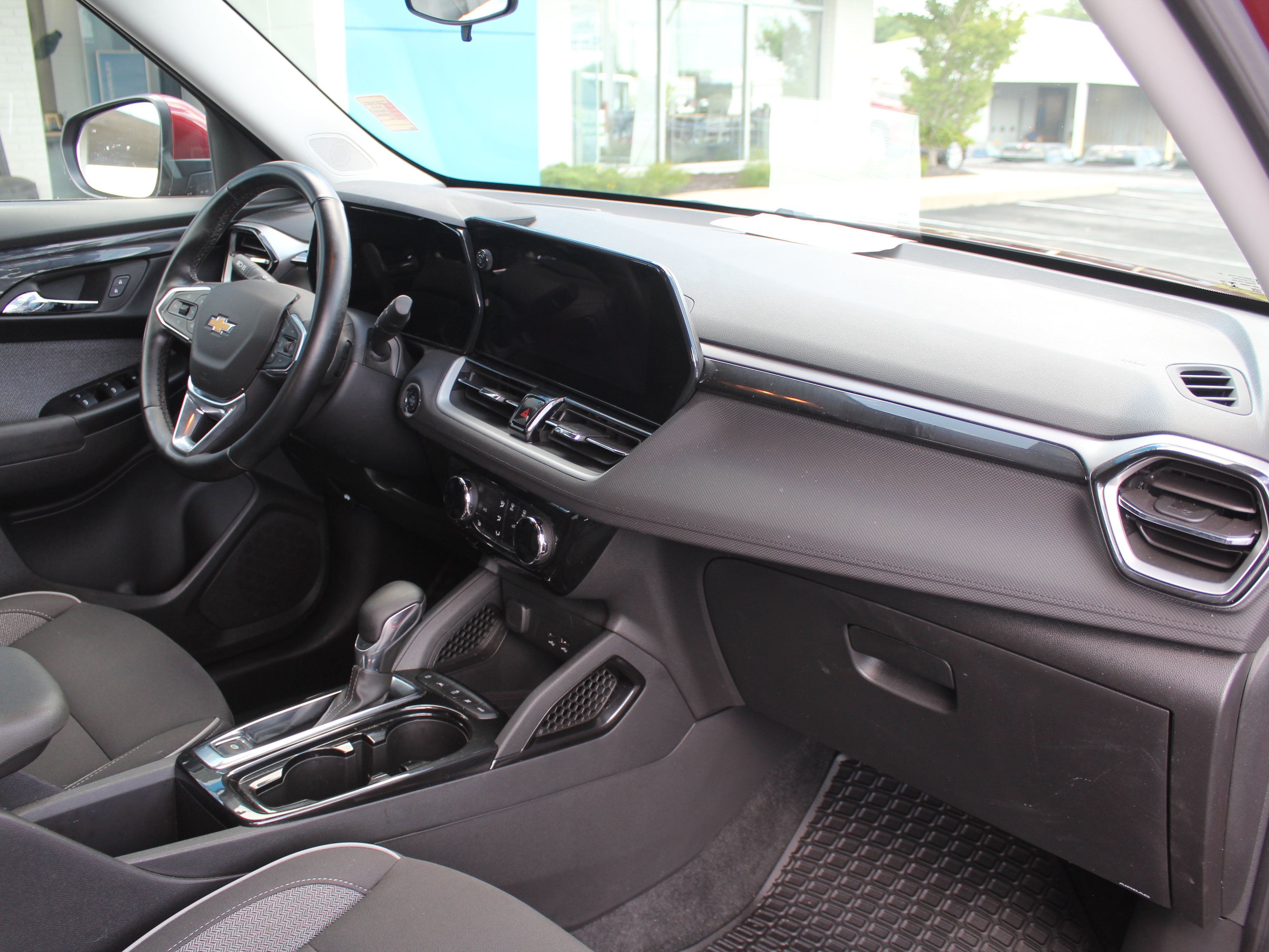 Used 2025 Chevrolet TrailBlazer LT w/ LT Cold Weather Package AWD/4WD image 26