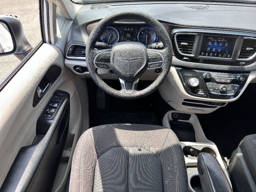 Used 2020 Chrysler Voyager L image 26