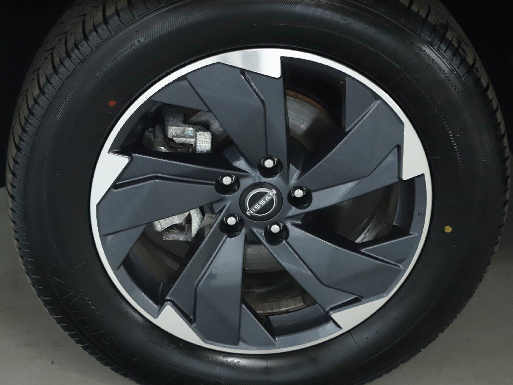 Certified 2025 Nissan Rogue SV image 36