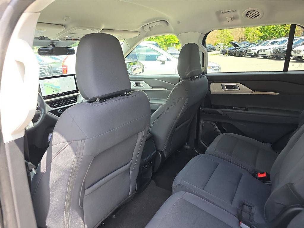 Used 2025 Ford Explorer Active AWD/4WD image 16