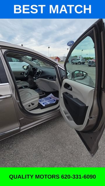 Used 2017 Chrysler Pacifica Limited FWD image 17
