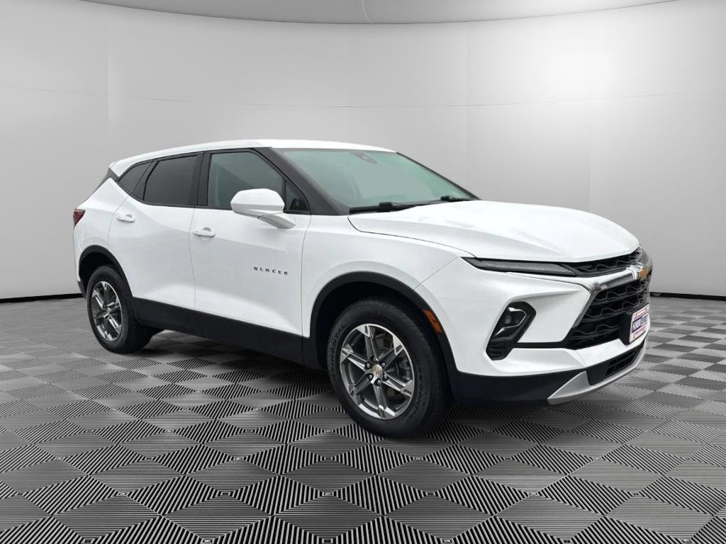 Used 2023 Chevrolet Blazer LT image 2