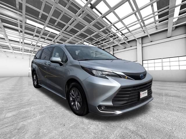 Certified 2025 Toyota Sienna XLE FWD video 1