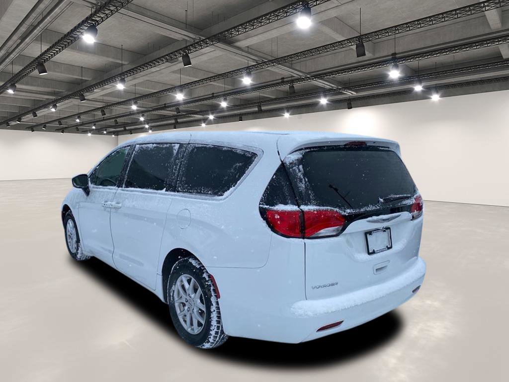 Used 2022 Chrysler Voyager LX image 3