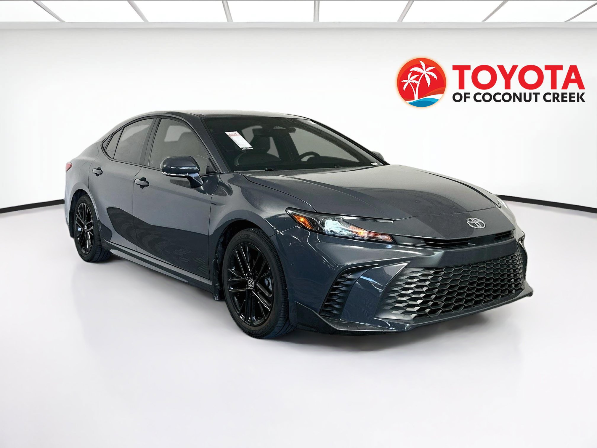 Used 2025 Toyota Camry SE FWD image 1