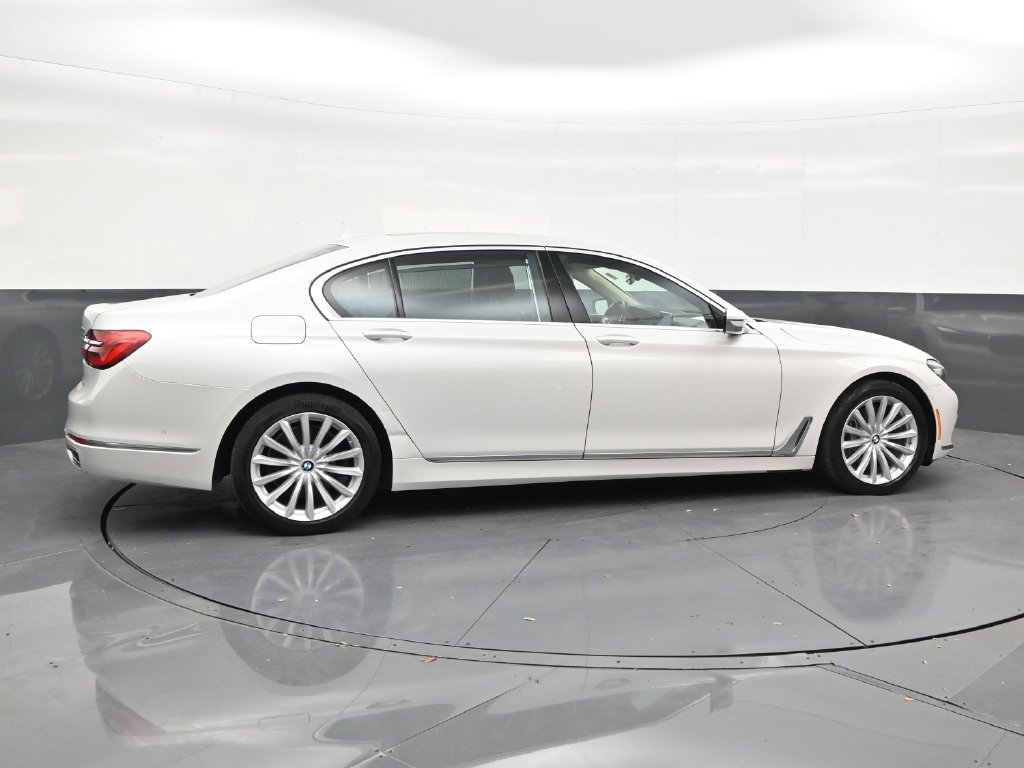 Used 2019 BMW 740i w/ Executive Package RWD image 3