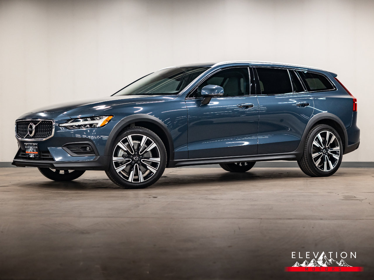 Used 2021 Volvo V60 T5 Cross Country image 1