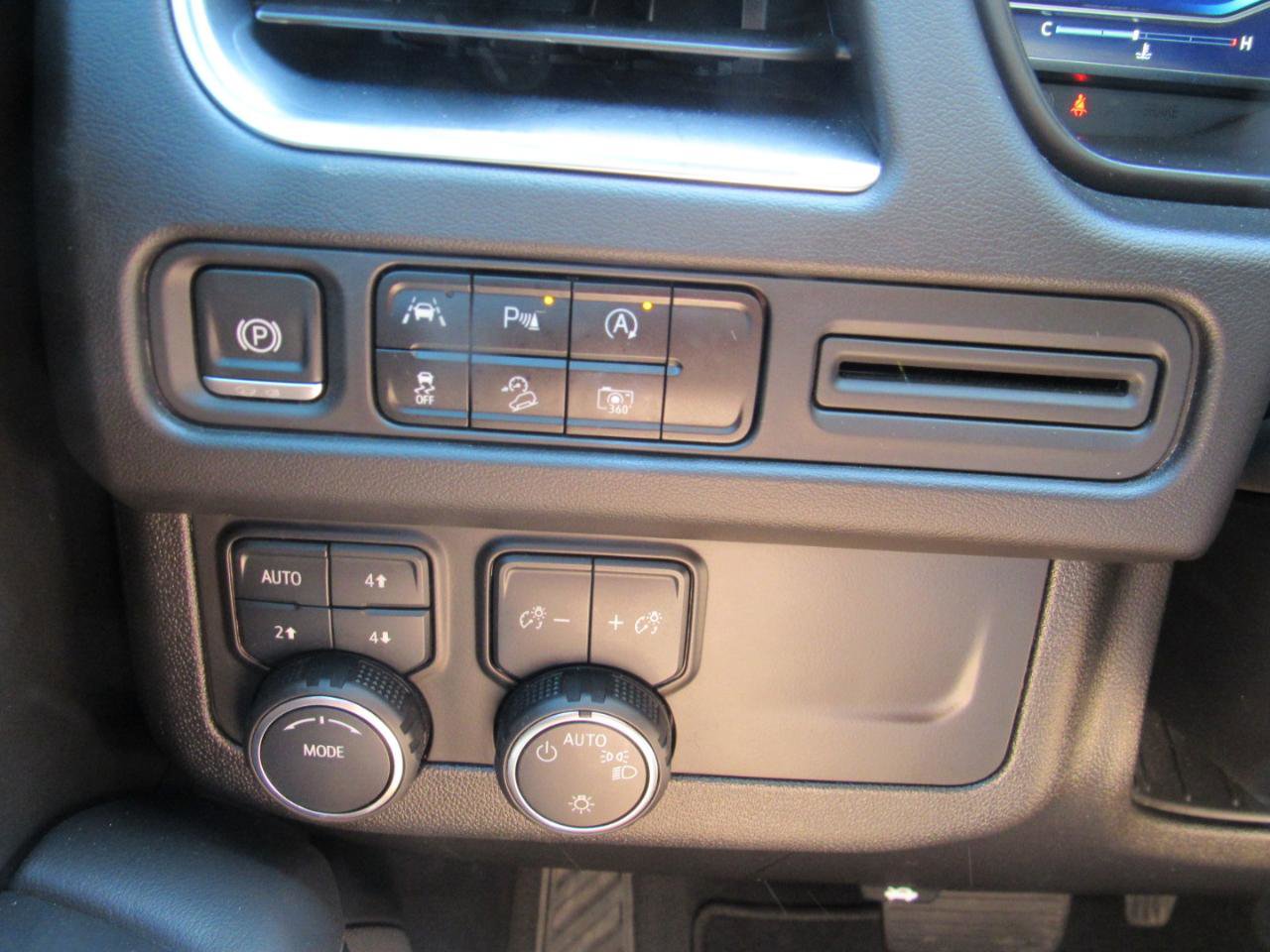 Used 2024 Chevrolet Tahoe Z71 w/ Luxury Package AWD/4WD image 18