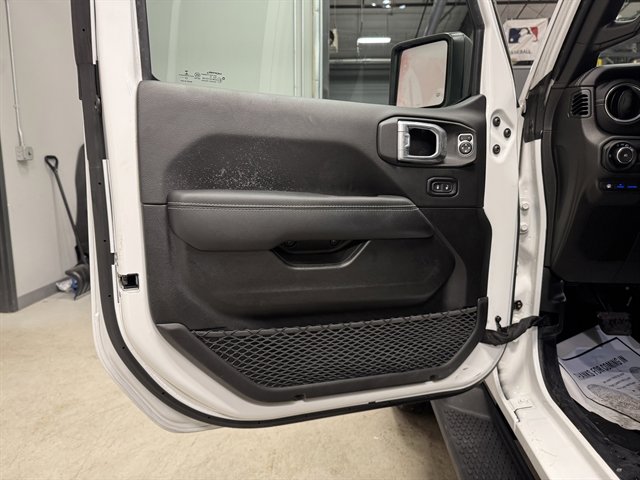 Used 2022 Jeep Wrangler Unlimited Sahara w/ Cold Weather Group image 16