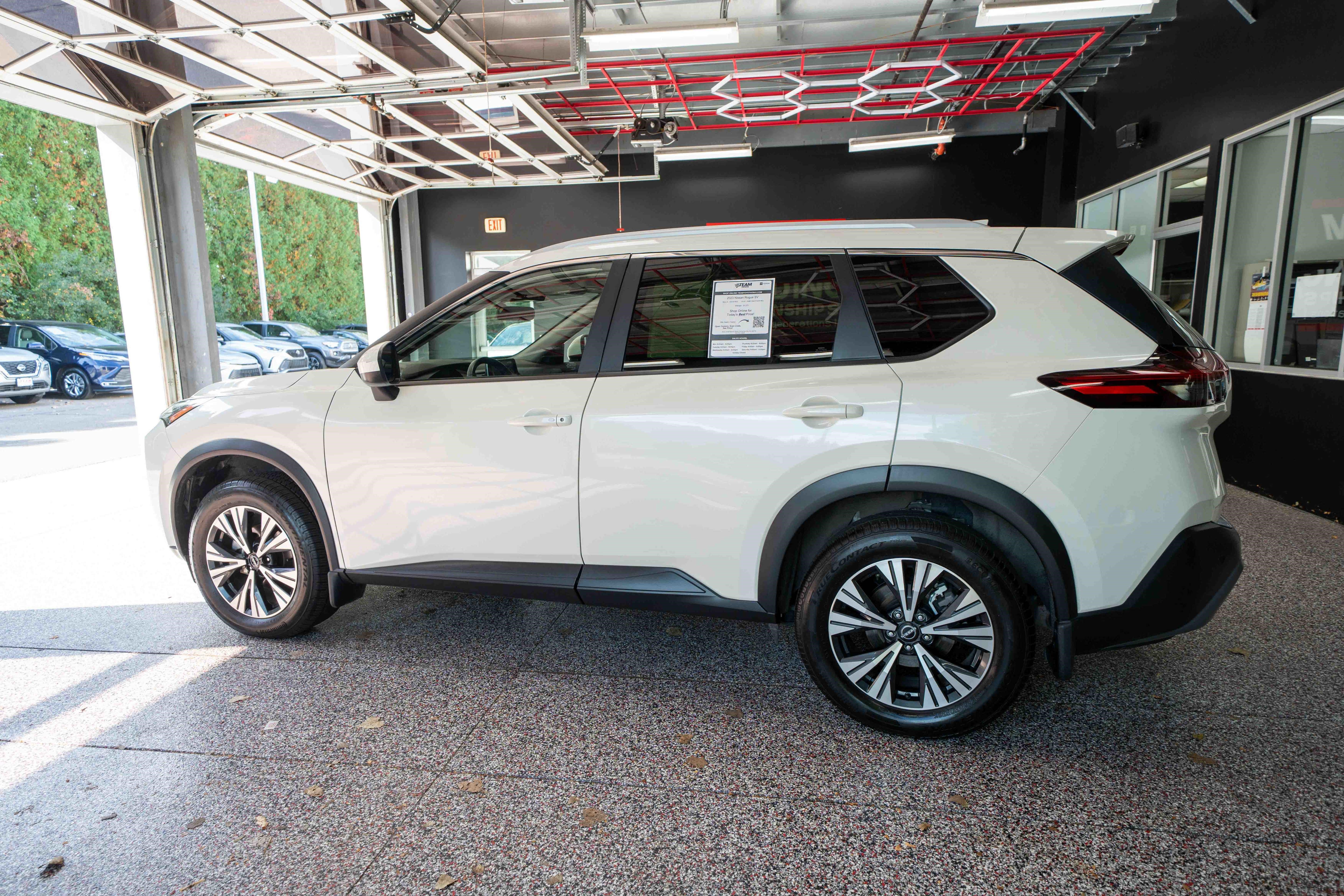 Used 2023 Nissan Rogue SV w/ SV Premium B Package AWD/4WD image 2
