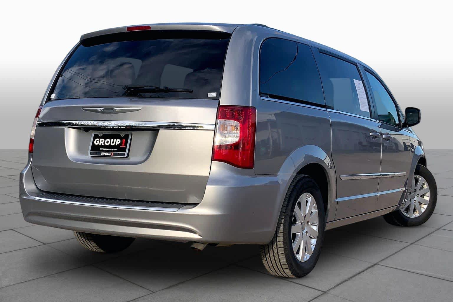 Used 2016 Chrysler Town & Country Touring FWD image 13