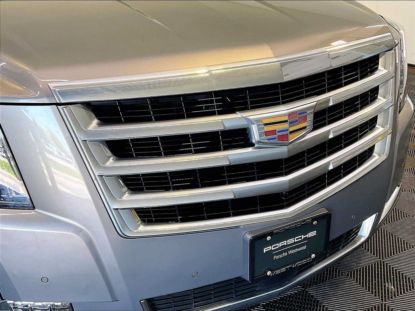 Used 2019 Cadillac Escalade ESV Premium Luxury w/ LPO, Radiant Package AWD/4WD image 34