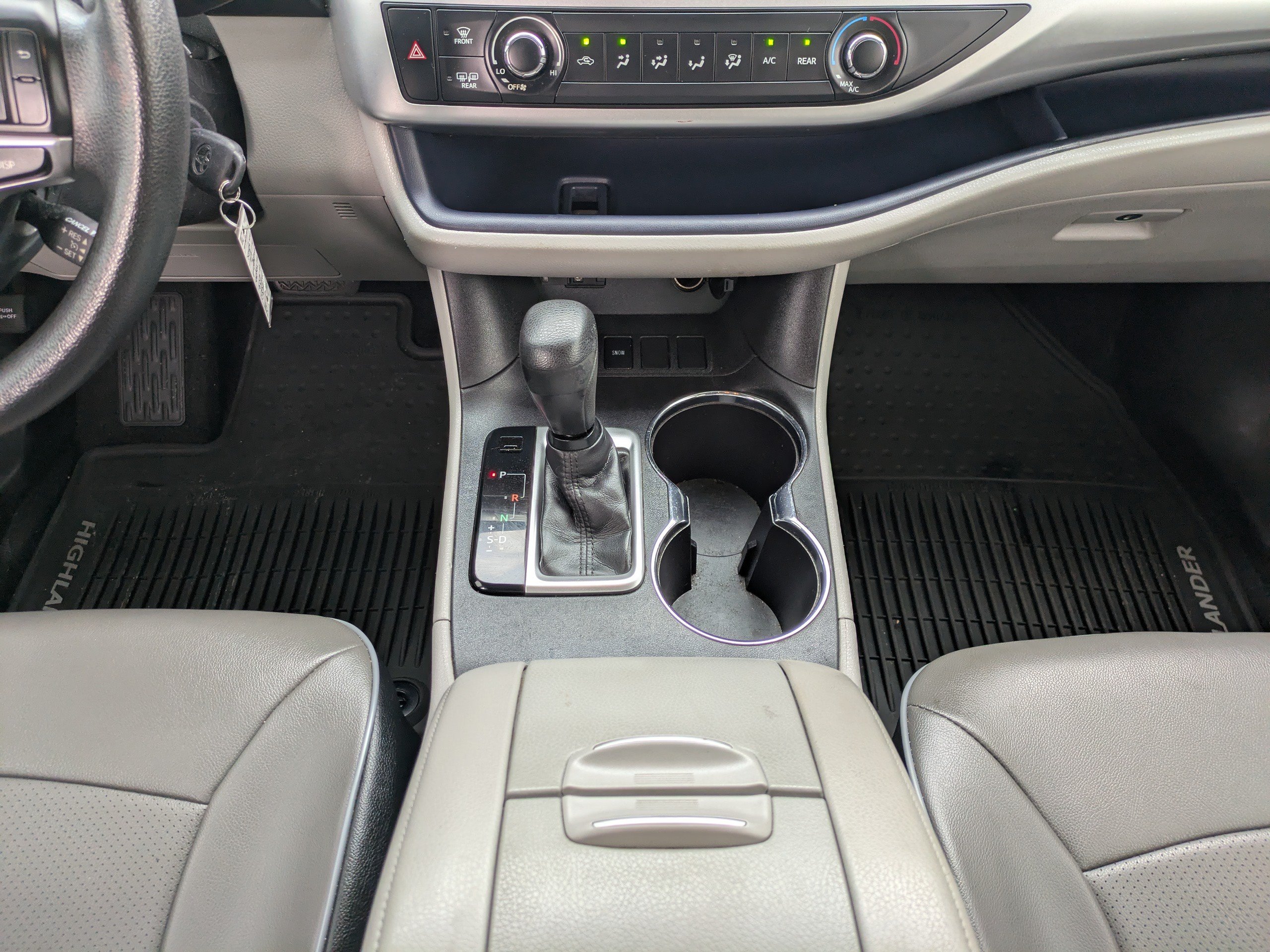 Used 2016 Toyota Highlander LE FWD image 18