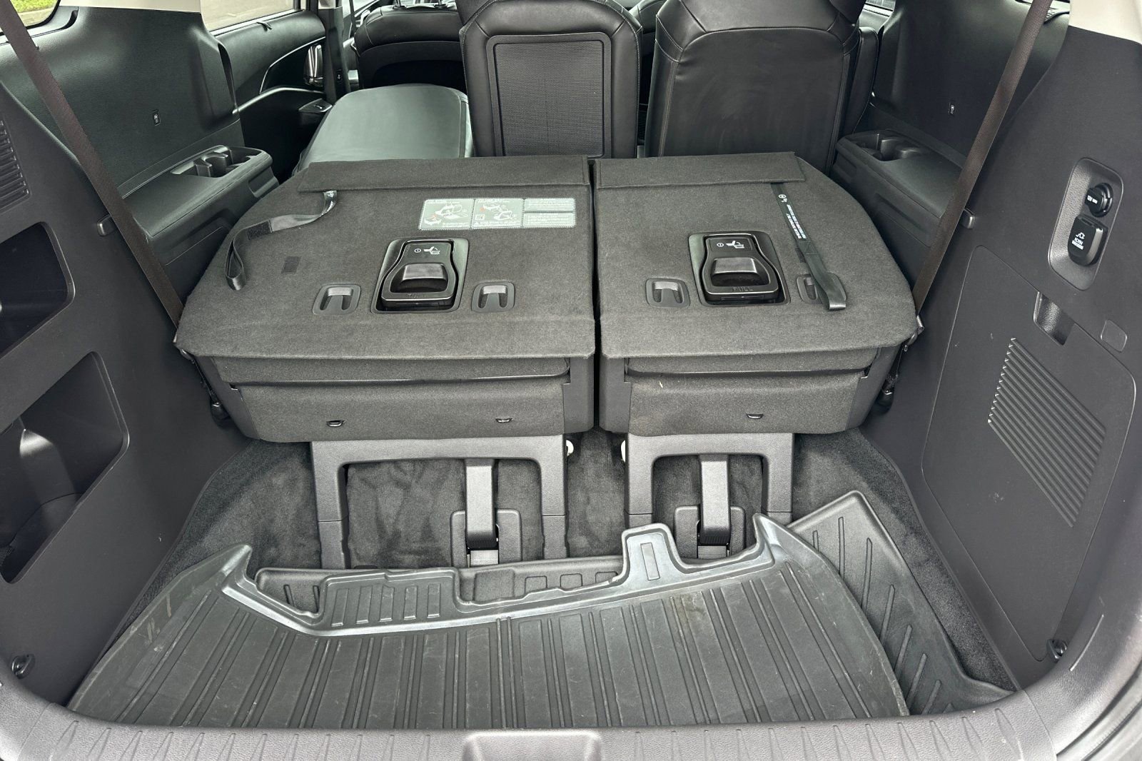 Used 2025 Kia Carnival SX w/ SX Dark Edition Package FWD image 15