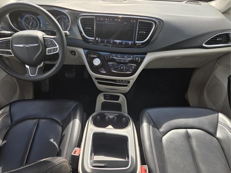 Used 2023 Chrysler Pacifica Touring-L FWD image 16