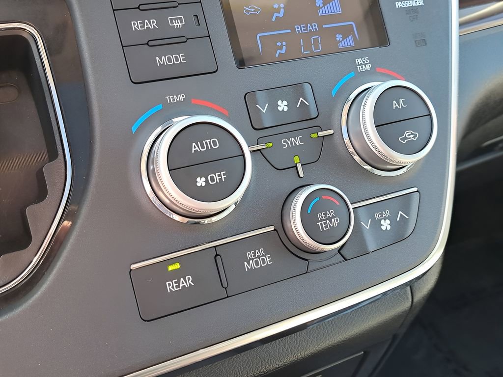 Used 2018 Toyota Sienna Limited Premium w/ Carpet Mat Package image 25