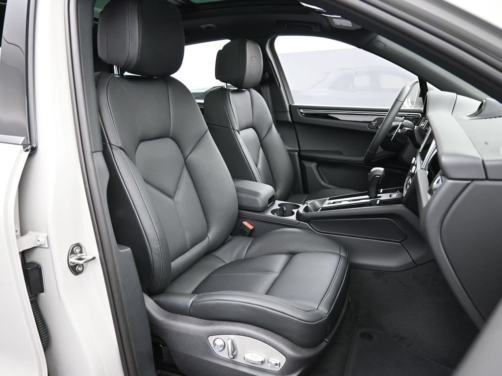 Certified 2026 Porsche Macan AWD/4WD image 30