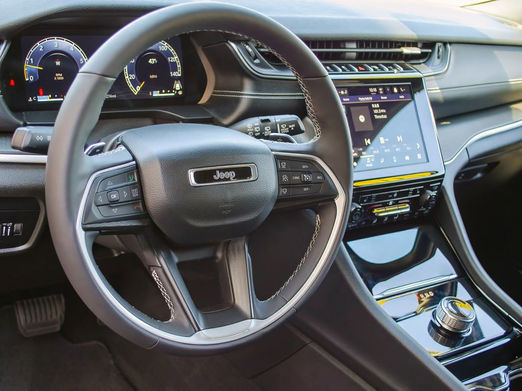 Used 2023 Jeep Grand Cherokee L Laredo image 15