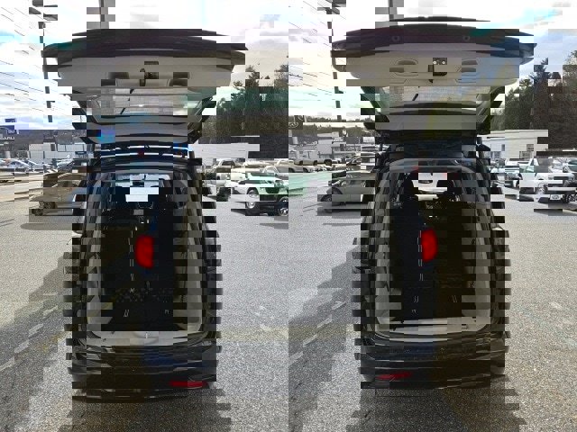 Used 2024 Chrysler Voyager LX image 9