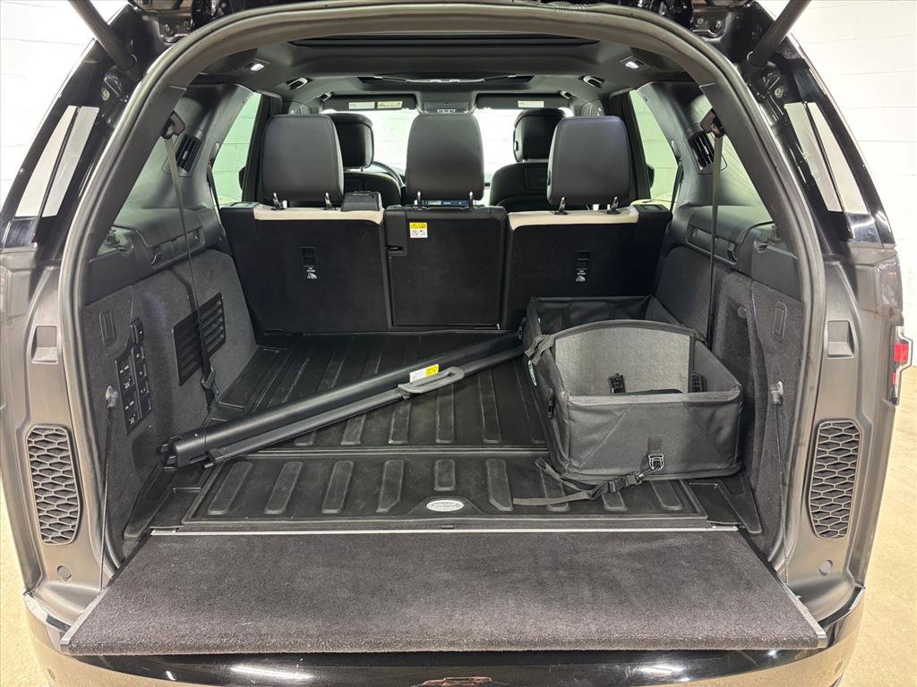 Used 2023 Land Rover Discovery Metropolitan Edition image 42