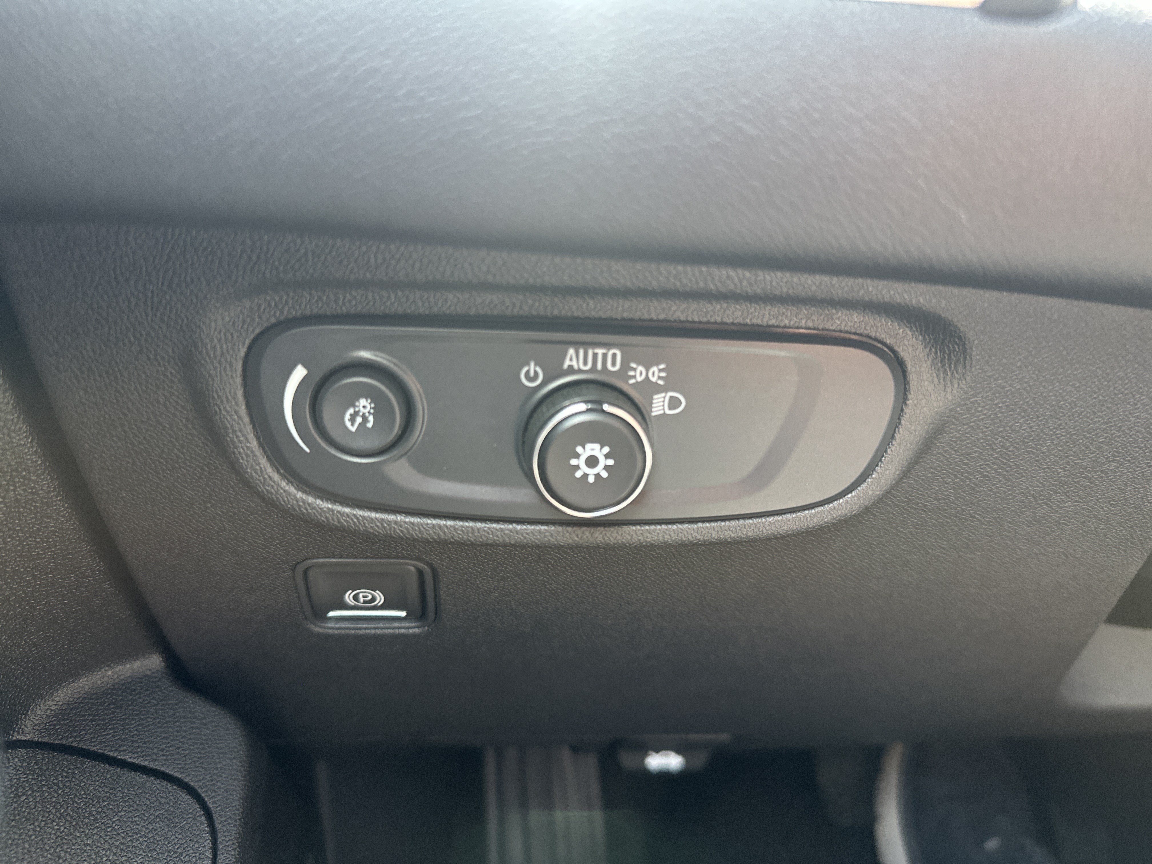Used 2024 GMC Terrain SLE AWD/4WD image 19