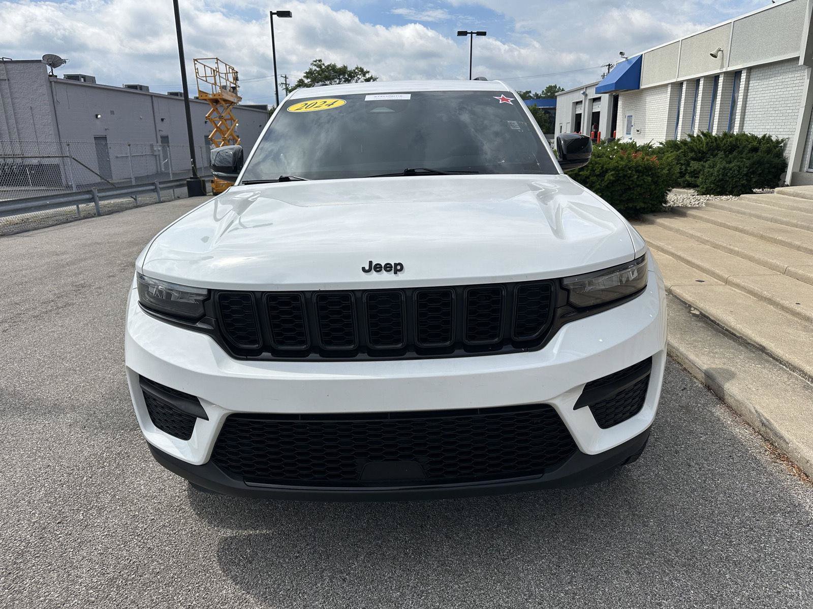 Used 2024 Jeep Grand Cherokee Altitude AWD/4WD image 5