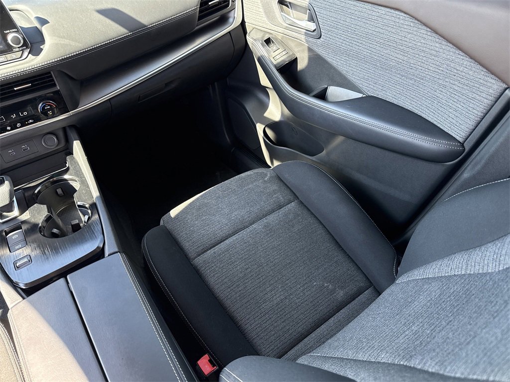 Used 2023 Nissan Rogue SV image 26