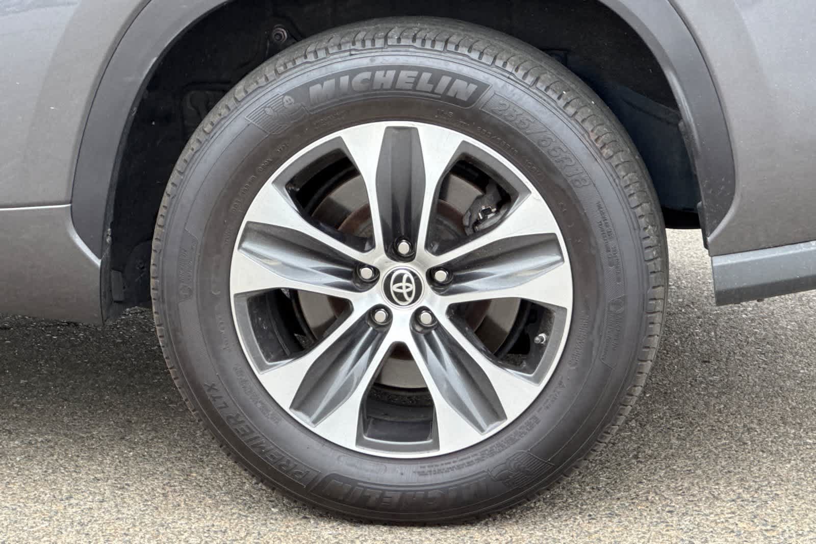 Used 2021 Toyota Highlander XLE FWD image 24