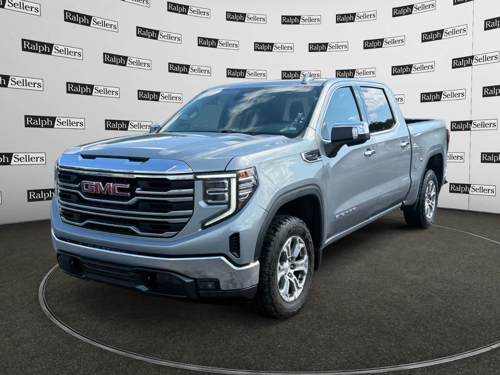 Used 2025 GMC Sierra 1500 SLT AWD/4WD image 2