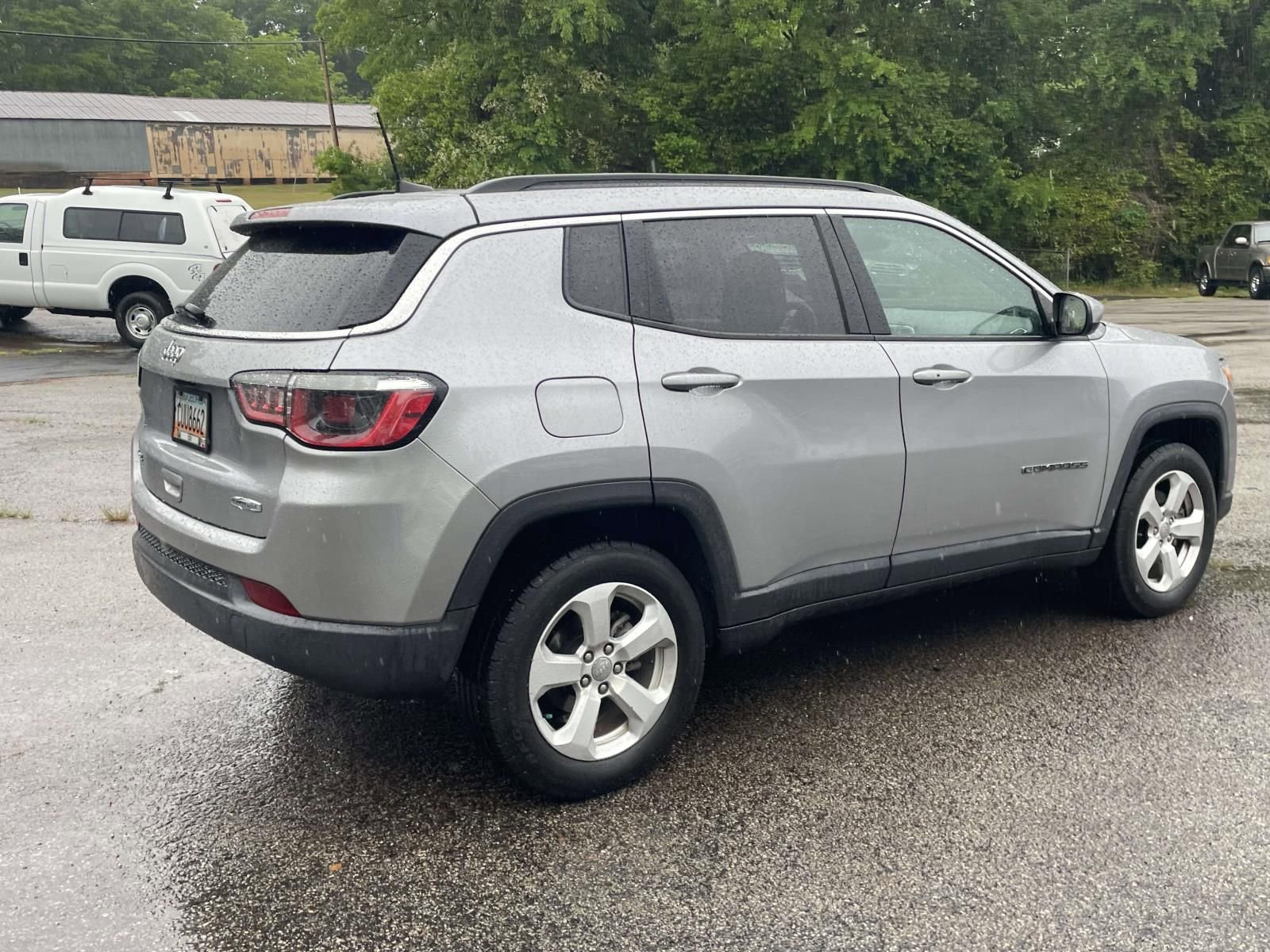 Used 2017 Jeep Compass Latitude w/ Popular Equipment Group AWD/4WD image 3