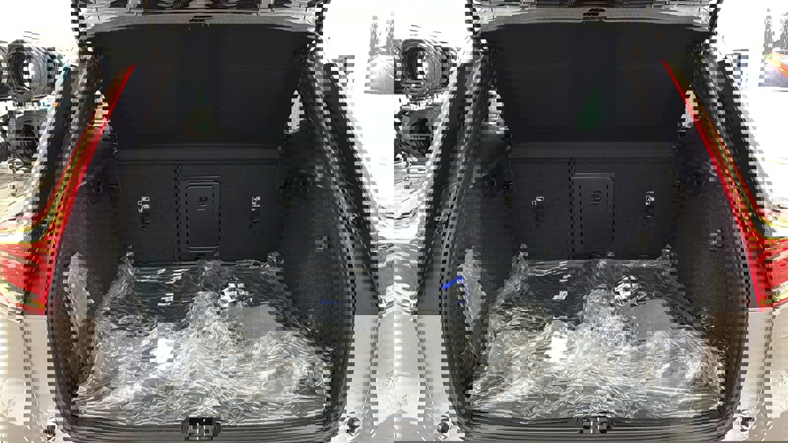 Used 2026 Volvo XC40 B5 Plus w/ Protection Package Premier image 29