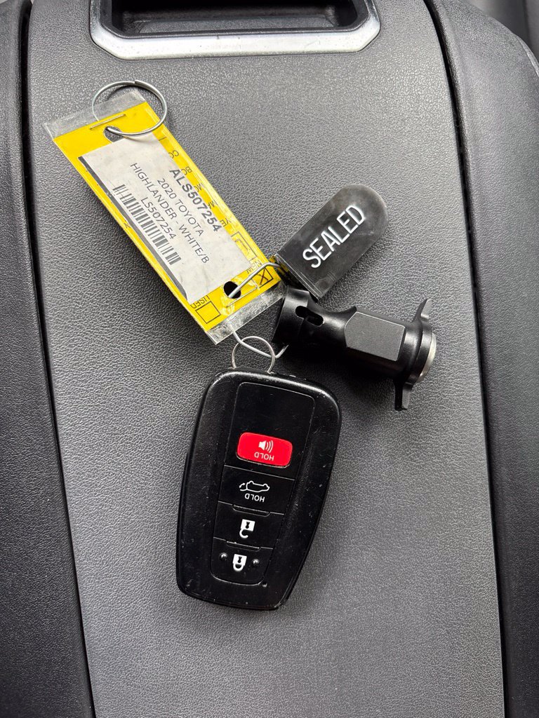 Used 2020 Toyota Highlander XLE FWD image 37