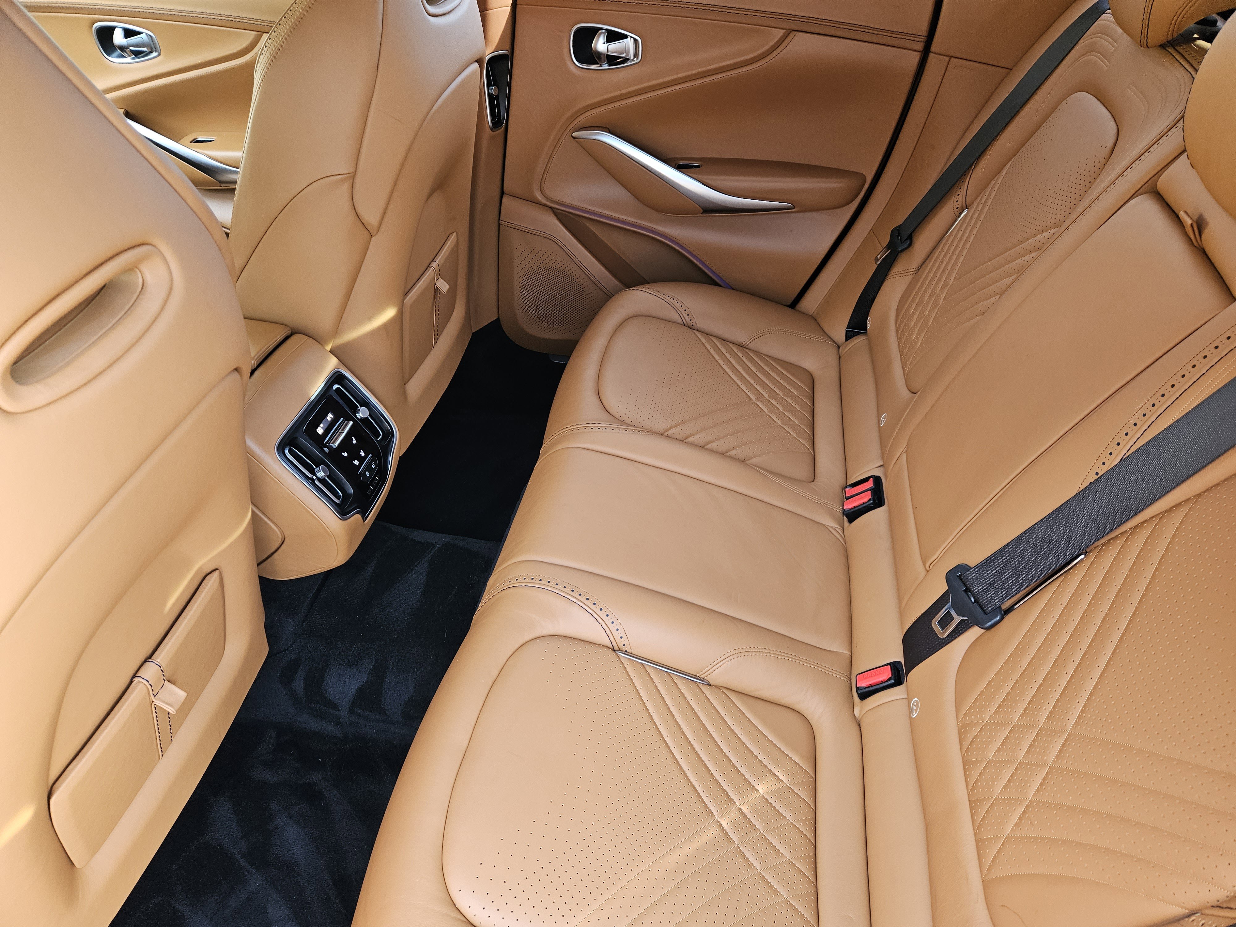 Used 2021 Aston Martin DBX image 30