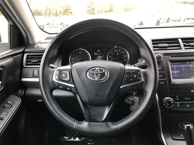 Used 2016 Toyota Camry image 8