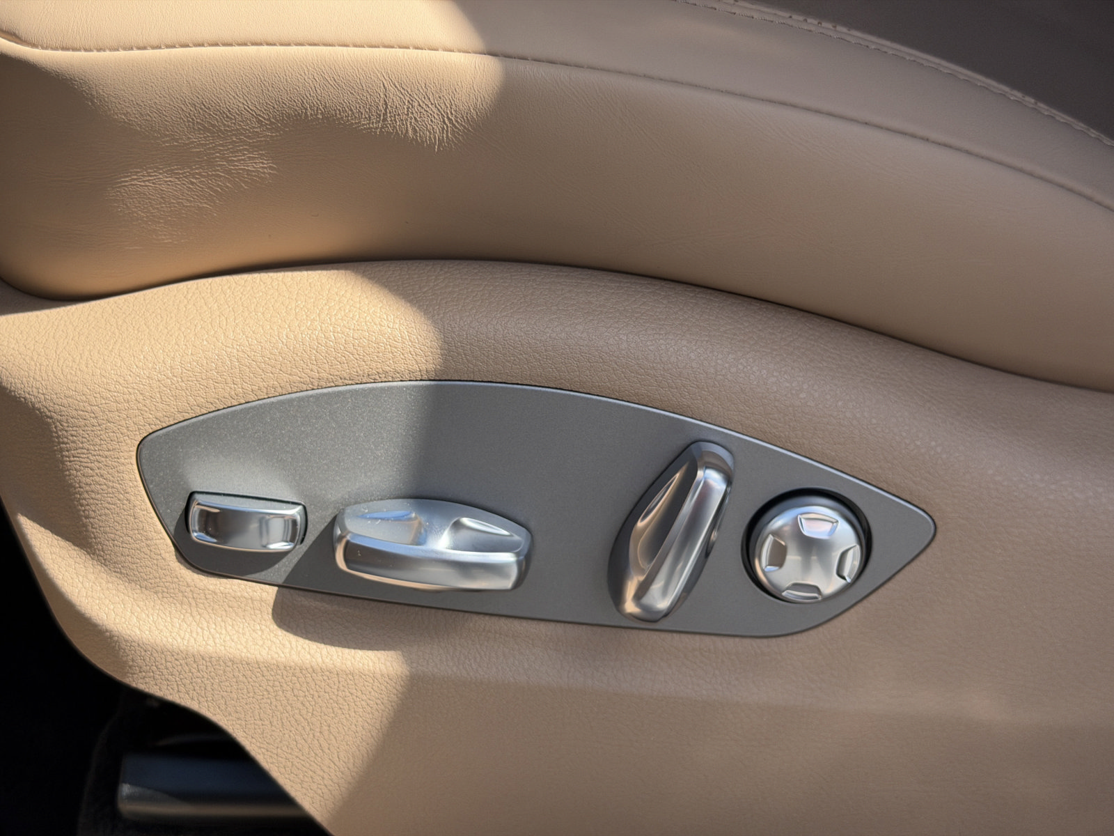 New 2026 Porsche Macan AWD/4WD image 23